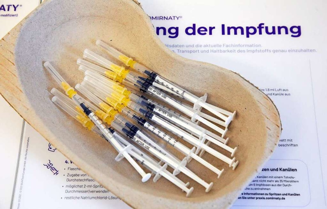 Kurzfristig bekommt der Landkreis Lörr...r Impfstoff als erwartet (Symbolfoto).  | Foto: Wolfgang Kumm (dpa)