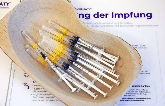 Kurzfristig bekommt der Landkreis Lrr...r Impfstoff als erwartet (Symbolfoto).  | Foto: Wolfgang Kumm (dpa)