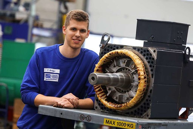 Florian Breger an seinem Arbeitsplatz bei Schneider-Elektronik in Elgersweier  | Foto: Christoph Breithaupt