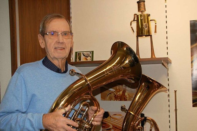 Werner Linsin mit einem der Instrument...liches und ehrenamtliches Tun prgten.  | Foto: Petra Wunderle