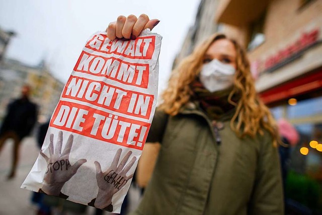 Eine Frau trgt ein Schild bei einer A...Gewalt an Frauen am Brandenburger Tor.  | Foto: Klaus-Dietmar Gabbert (dpa)