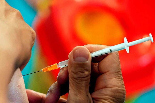 Ab dem 15. Januar 2022 sind in Frankre...g der Corona-Schutzimpfung aufgerufen.  | Foto: THOMAS COEX (AFP)
