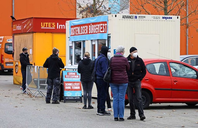 Auch vor dem Obi-Baumarkt in Lahr stehen Menschen fr Schnelltests an.  | Foto: Christoph Breithaupt