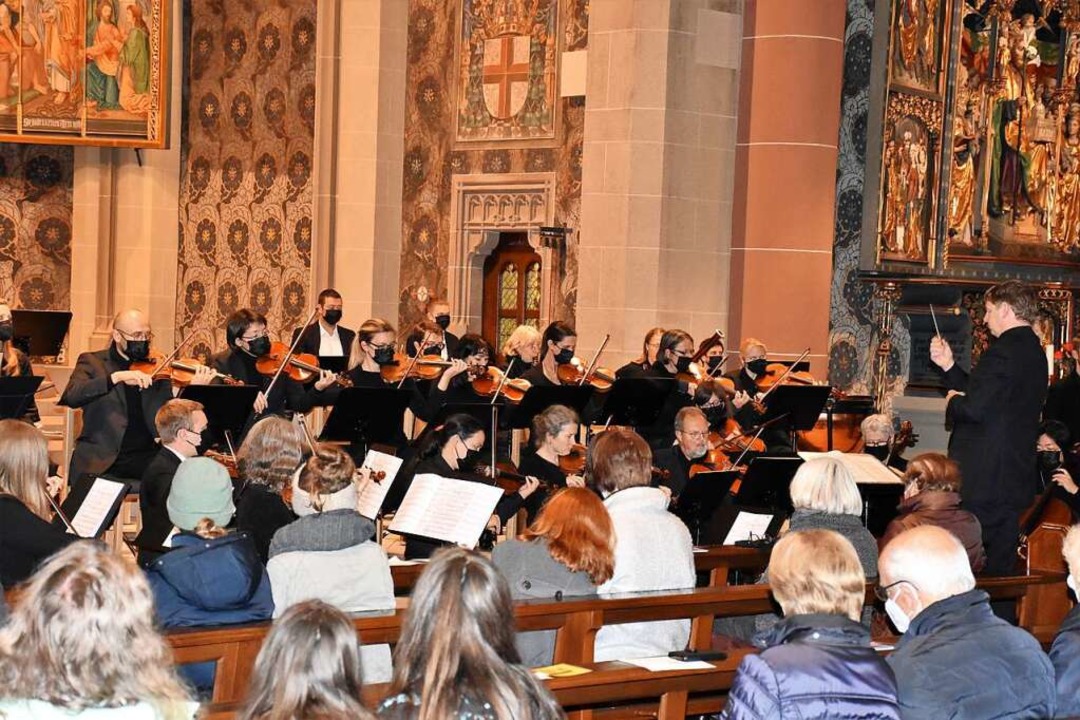 Das Sinfonische Orchester Hochschwarzw... Neustadt unter Dirigent Olaf Nießing.  | Foto: Thomas Biniossek