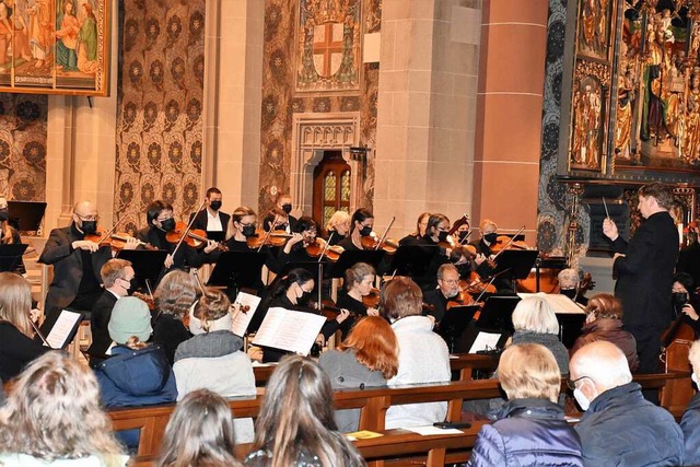 Das Sinfonische Orchester Hochschwarzw... Neustadt unter Dirigent Olaf Nieing.  | Foto: Thomas Biniossek