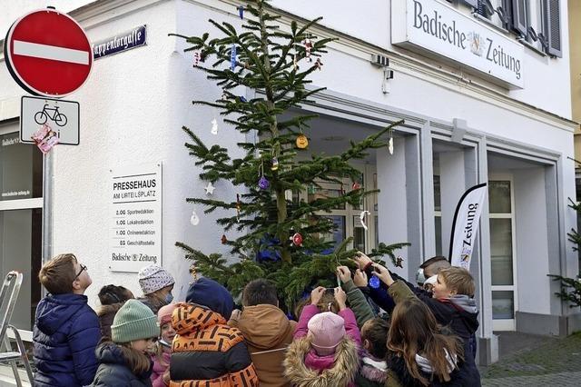 Kinder schmcken Weihnachtsbume