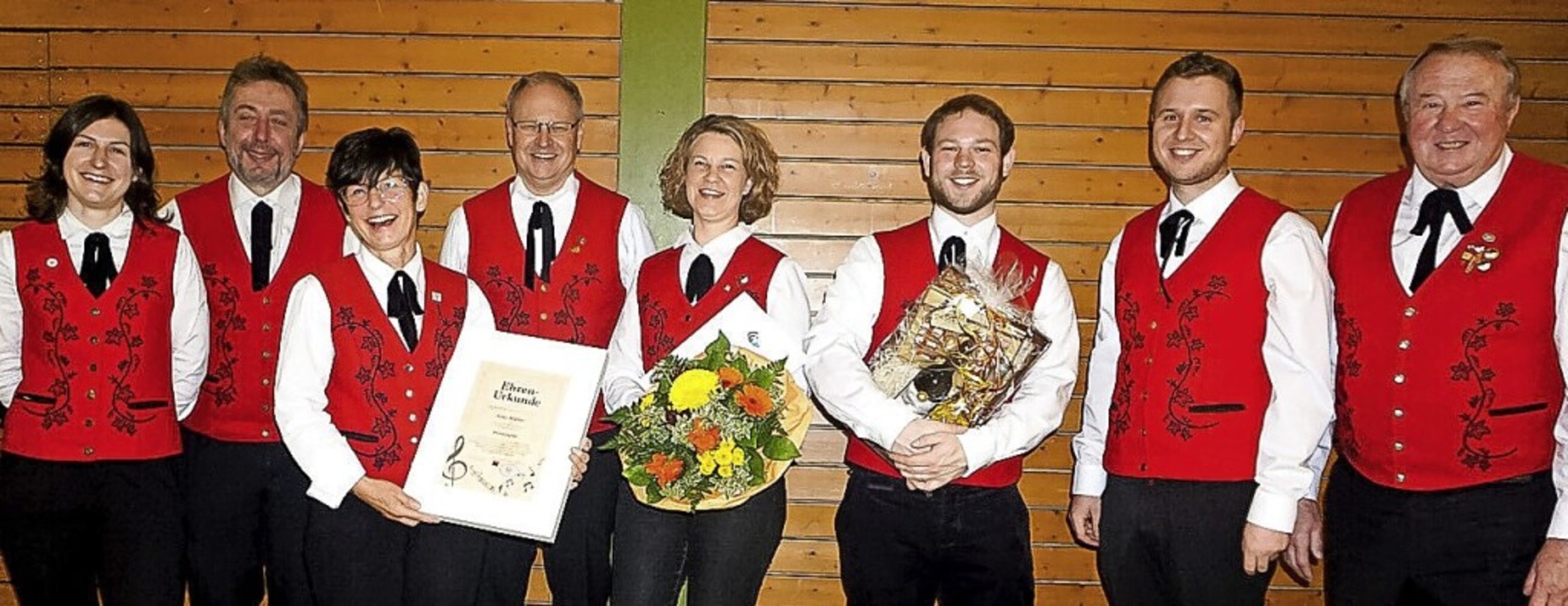 Der Vorstand mit den  geehrten Mitglie...r, Nicolas Jäger und Erhard Schneider   | Foto: Stadtkapelle Burkheim