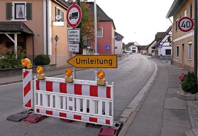 Wegen der Asphaltarbeiten auf der Rhei...noch ein paar Wochen lnger bestehen.   | Foto: Frank Schoch