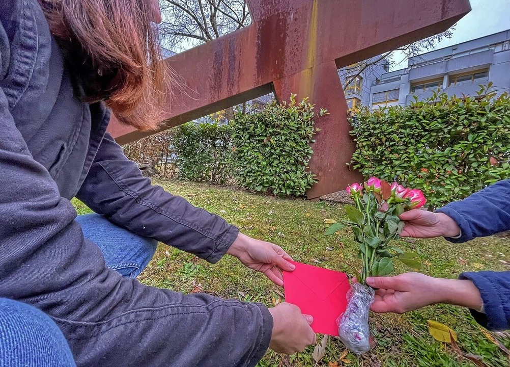 Als Zeichen für Missstände im Kreißsaa... Rosen beim Elisabethenkrankenhaus ab.  | Foto: Barbara Ruda