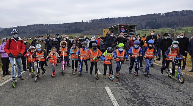 Die Drittklssler mit Tretroller waren...Lauchringen ihre Runden drehen konnten  | Foto:  Schlichter, Juliane