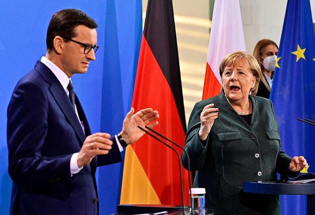 Polens Premier Mateusz Morawiecki als ...eidenden Bundeskanzlerin Angela Merkel  | Foto: John Macdougall (dpa)