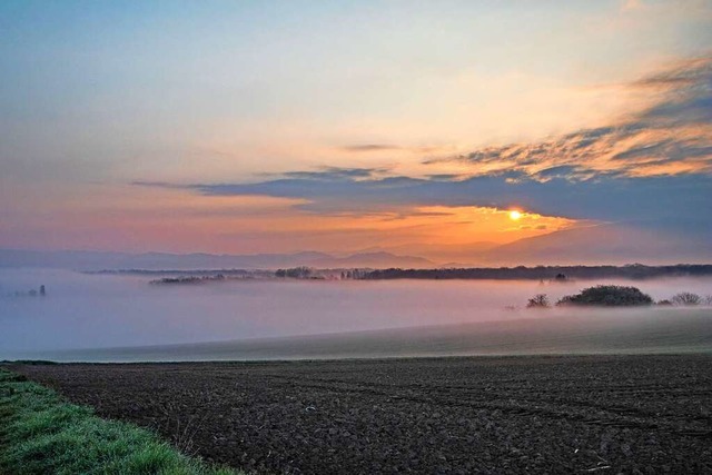 Zauberhafte Nebellandschaft im Sonnenaufgang  | Foto: BERND WEHRLE