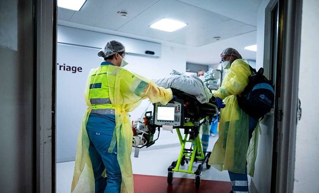 Wer mit Corona ins Krankenhaus musste, leidet spter oft an Long Covid.  | Foto: Fabian Strauch (dpa)