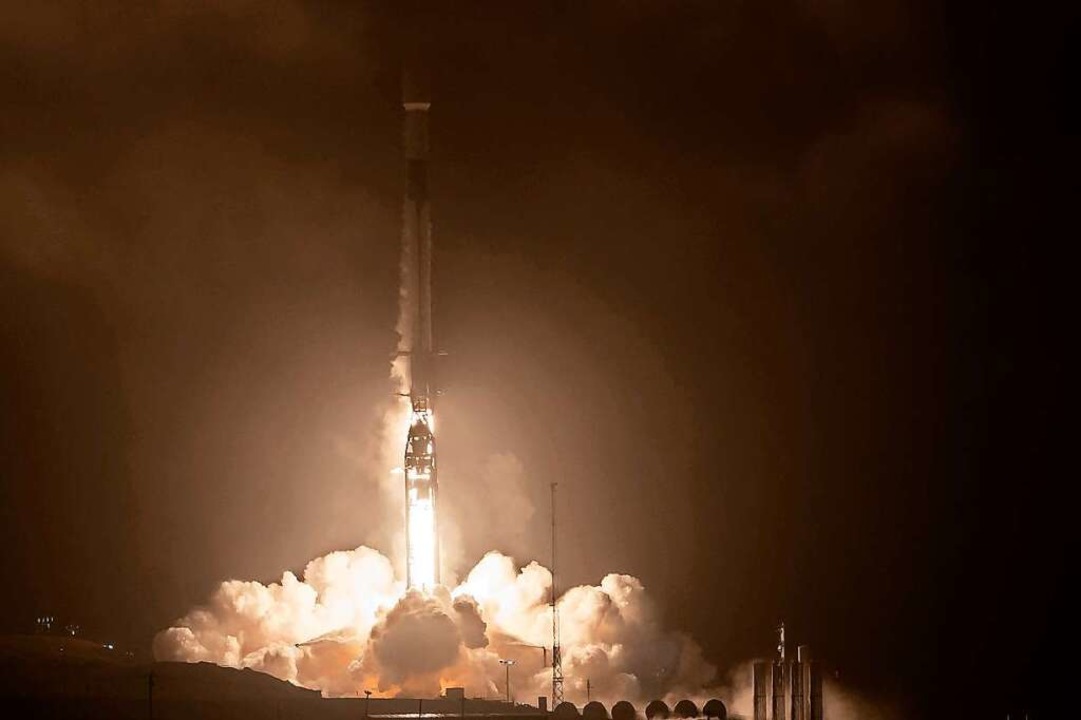 Da rauscht sie davon: die Falcon-9-Rakete mit der Sonde im Gepäck.  | Foto: BILL INGALLS (AFP)