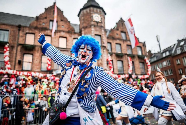 Dsseldorf will  im Mai Karneval feiern. Geht das?  | Foto: Fabian Strauch (dpa)