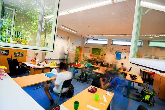 Nicht berall knnen die Fenster so we... in diesem Klassenzimmer (Symbolfoto).  | Foto: Christoph Soeder (dpa)
