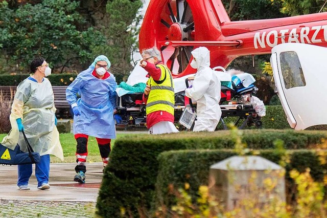 Der Hubschrauber Christoph Thringen d...entin in das St. Bernward Krankenhaus.  | Foto: Julian Stratenschulte (dpa)