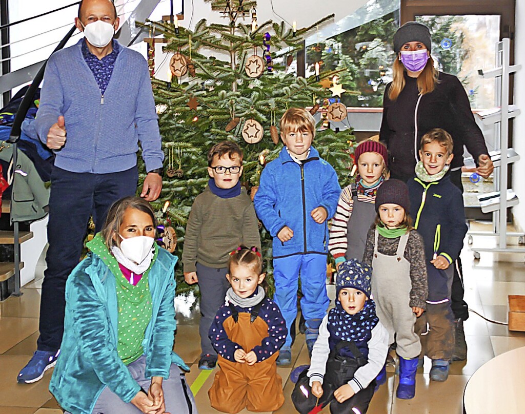 Kinder schmücken Weihnachtsbaum Grafenhausen Badische Zeitung