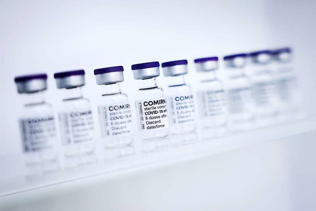 Comirnaty ist der Impfstoff von Bionte...fstützpunkten verabreicht werden soll.  | Foto: Christian Charisius (dpa)