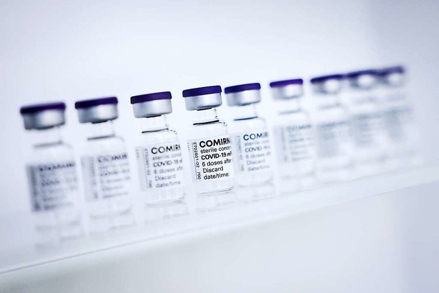 Comirnaty ist der Impfstoff von Bionte...fsttzpunkten verabreicht werden soll.  | Foto: Christian Charisius (dpa)