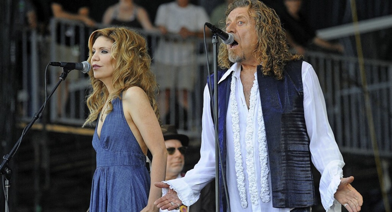 Ein Bild aus der ersten Zeit ihrer Par... Robert Plant bei einem Auftritt 2008.  | Foto: JEFF GENTNER/AFP