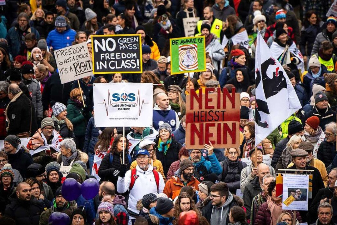 Proteste gegen die Corona-Maßnahmen am vergangenen Wochenende in Zürich  | Foto: Michael Buholzer (dpa)