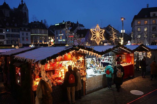 berall leuchtet und glitzert es: Der ...eihnachtsmarkt auf dem Barfsserplatz.  | Foto: Lisa Petrich