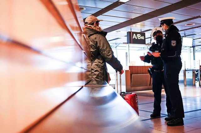 Ein Reiserckkehrer in Wiesbaden knnt...onavirus infiziert haben (Symbolbild).  | Foto: Christian Charisius (dpa)