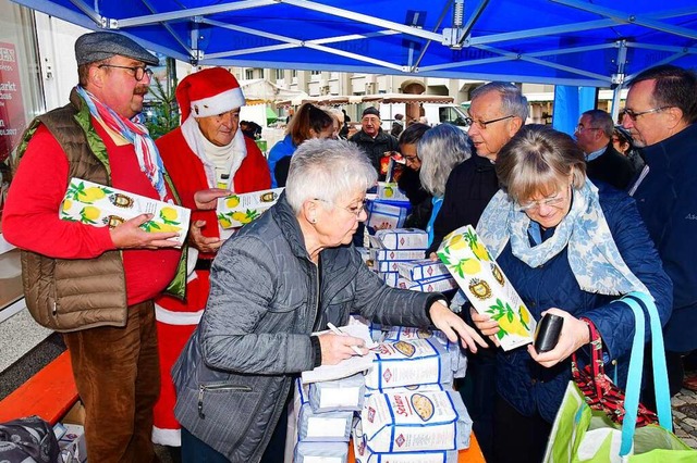 Der traditionelle Verkauf von Pasta mi...att, dann allerdings mit Schutzmasken.  | Foto: Dieter Erggelet