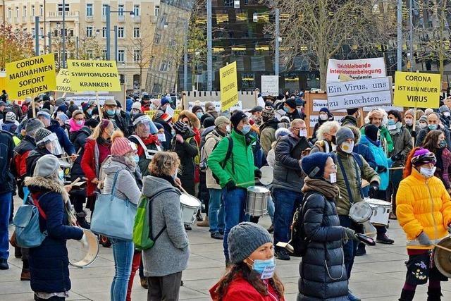 850 Querdenker protestieren in der Freiburger Innenstadt gegen das Impfen