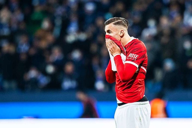 Freiburgs Ermedin Demirovic reagiert nach Spielende enttuscht.  | Foto: Marcel Kusch (dpa)