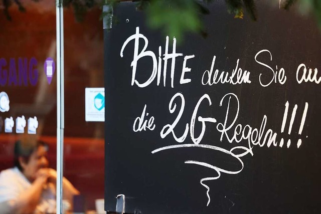 Die steigende Zahl an Infizierten sorgt fr viele Absagen in der Gastronomie.  | Foto: Oliver Berg (dpa)