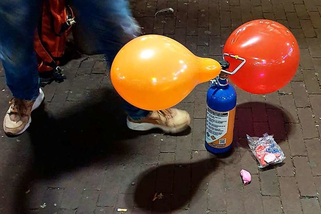 Mit Lachgas werden nicht nur Luftballo...ren des Gases als Partydroge entdeckt.  | Foto: Annette Birschel (dpa)