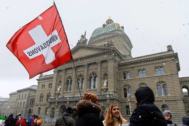 Menschen protestieren vor dem Berner B...gen die Coronamanahmen der Regierung.  | Foto: Anthony Anex (dpa)