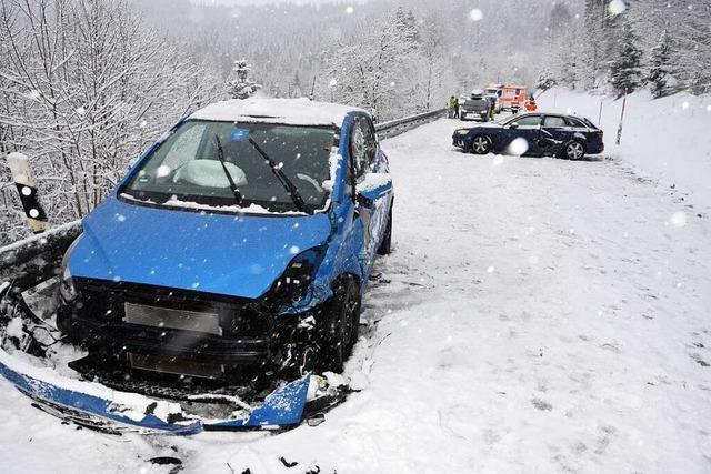 Schnee bremst Verkehr im Hochschwarzwald aus