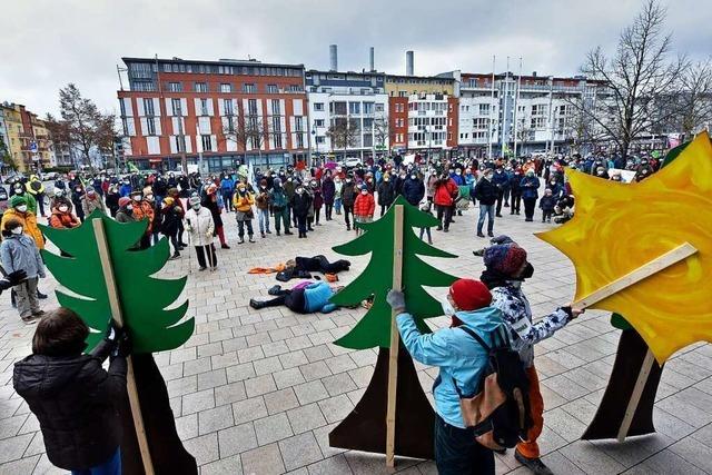 Protestaktion in Freiburg-Rieselfeld gegen geplanten Eingriff in das Langmattenwäldchen