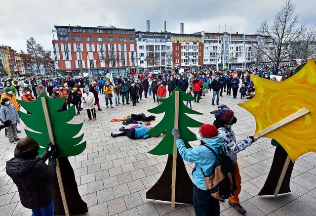 Symbolische Baumfllaktion als Protest...n Bumen: Demo in am Sonntagnachmittag  | Foto: Michael Bamberger