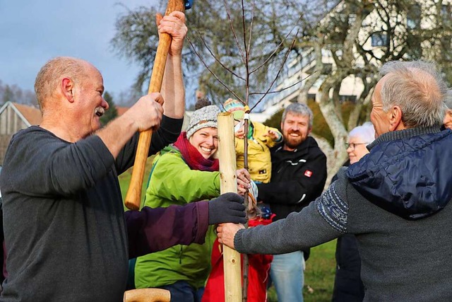 Vertrauen bringen Artur Schuler und Di...n dem Apfelbaum in den Boden versenkt.  | Foto: Martha Weishaar