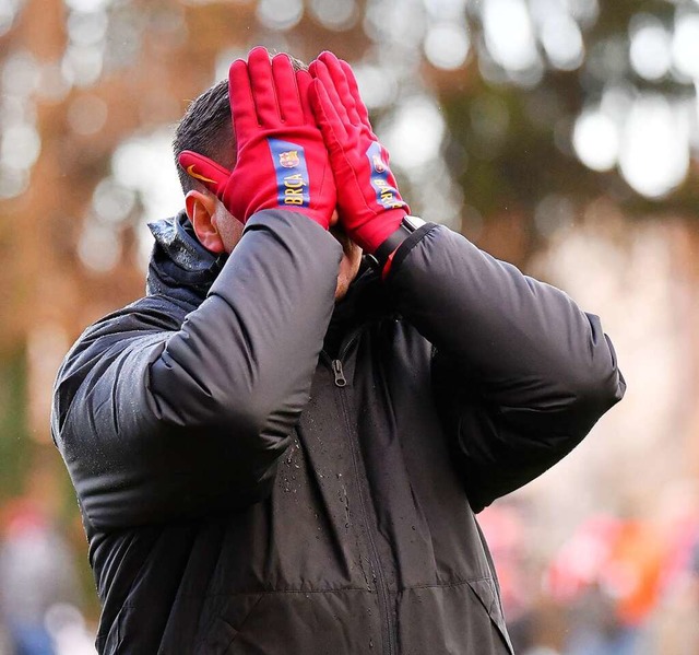 Konnte phasenweise nicht mehr zuschauen: OFV-Trainer Benjamin Pfahler | Foto: Wolfgang Kuenstle Konnte phasenweise nicht mehr zuschauen: OFV-Trainer Benjamin Pfahler | Foto: Wolfgang Kuenstle