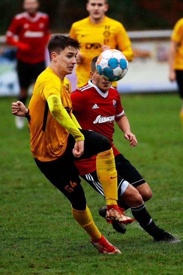 Samuel Brucker (links) erzielte kurz vor der Pause das 1:1 fr den FV Sulz.  | Foto: Peter Aukthun-Goermer