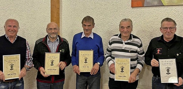 Die fr lange Vereinstreue anwesenden ...er und  Roland Gut mit ihren Urkunden.  | Foto: Schnupfverein Faulenfrst