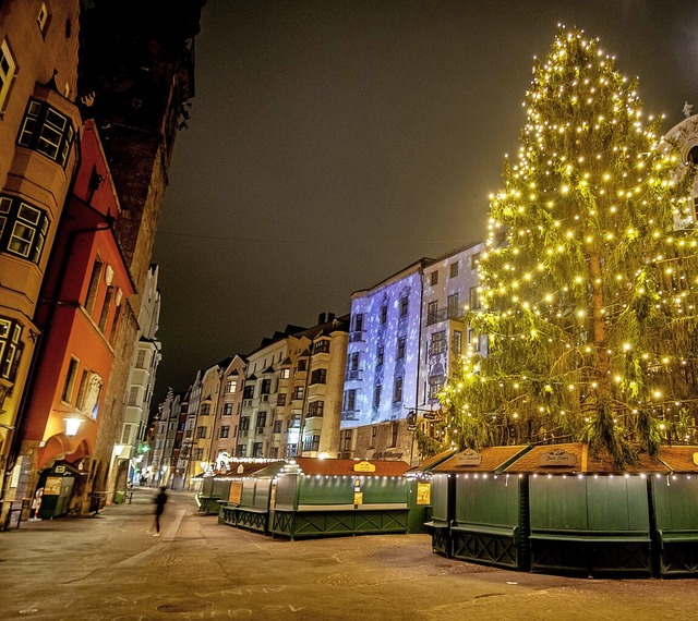 Der Weihnachtsbaum ist beleuchtet, wh...det sich bis 12. Dezember im Lockdown.  | Foto: Michael Probst (dpa)