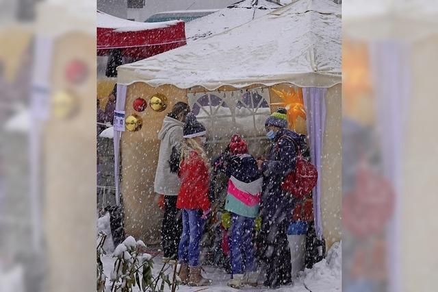 Weihnachtsmarkt im Schneetreiben