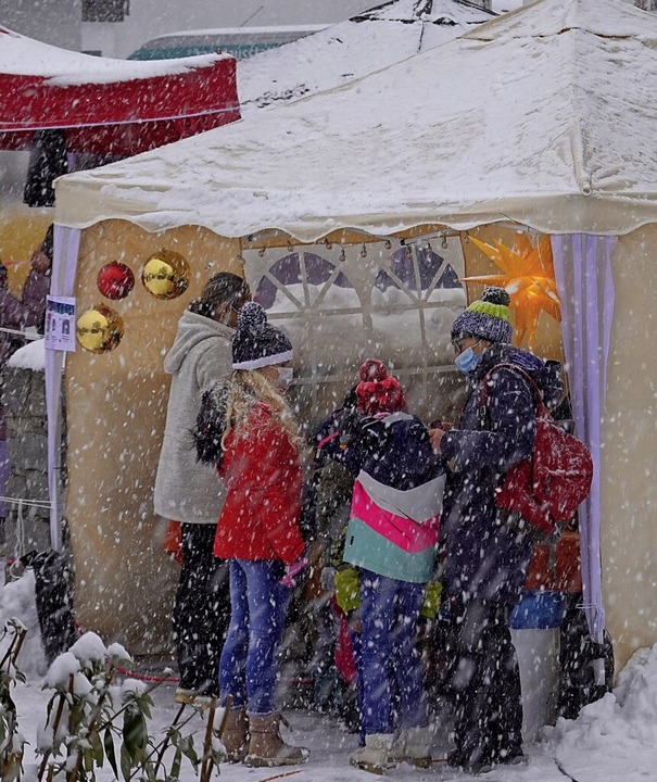 Anstehen im Schneesturm: Das Team vom ...rtenteam servierte feine süße Waffeln.  | Foto: Hans-Jürgen Sackmann