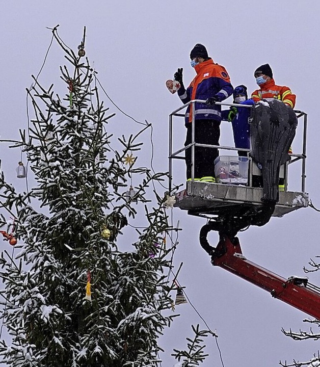 Die Jugendfeuerwehr schmückt den Weihnachtsbaum  | Foto: Hans-Jürgen Sackmann