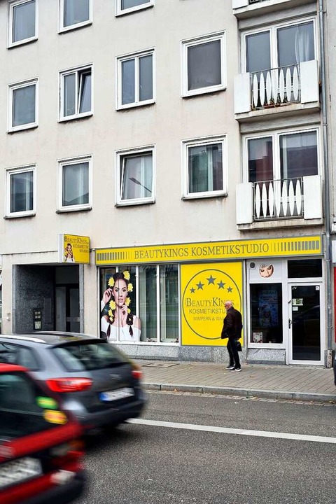 Im Nachkriegs-Nachfolgebau auf dem Gru...nderem ein Kosmetikstudio seinen Sitz.  | Foto: Thomas Kunz