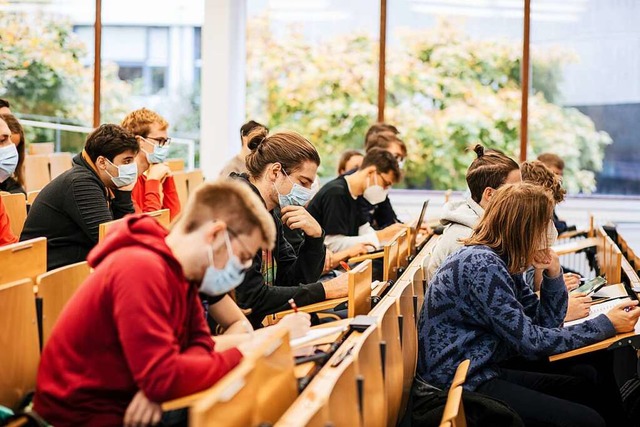 Mit Maske und Abstand: Vorlesung an der Universitt Freiburg  | Foto: Sandra Meyndt/Universitt Freiburg
