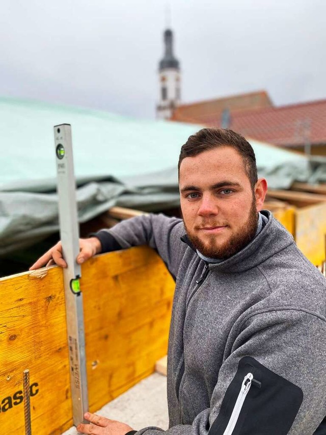 Max Klattenhoff mit der Wasserwaage  | Foto: Bertold Obergfll