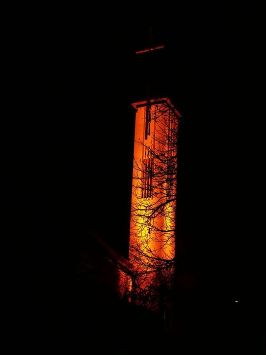 Wehrer Kirchturm in Orange  | Foto: Michael Gottstein