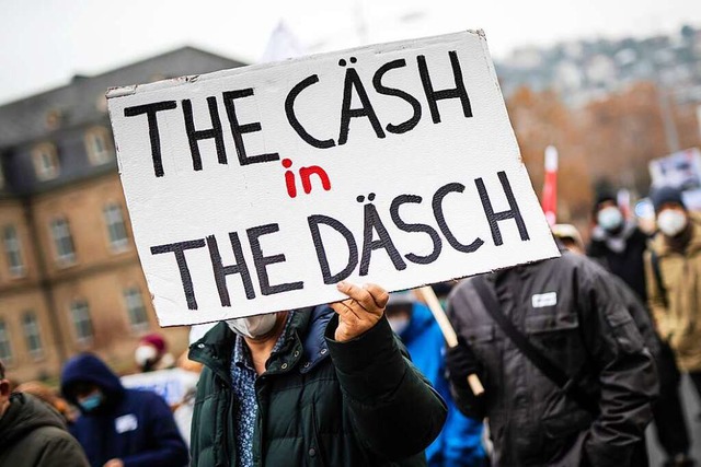 &quot;The Csh in The Dsch&quot; steh... Schild eines Teilnehmers geschrieben.  | Foto: Christoph Schmidt (dpa)